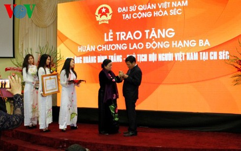 Labor Order conferred to Chairman of Vietnamese Association in the Czech Republic - ảnh 1